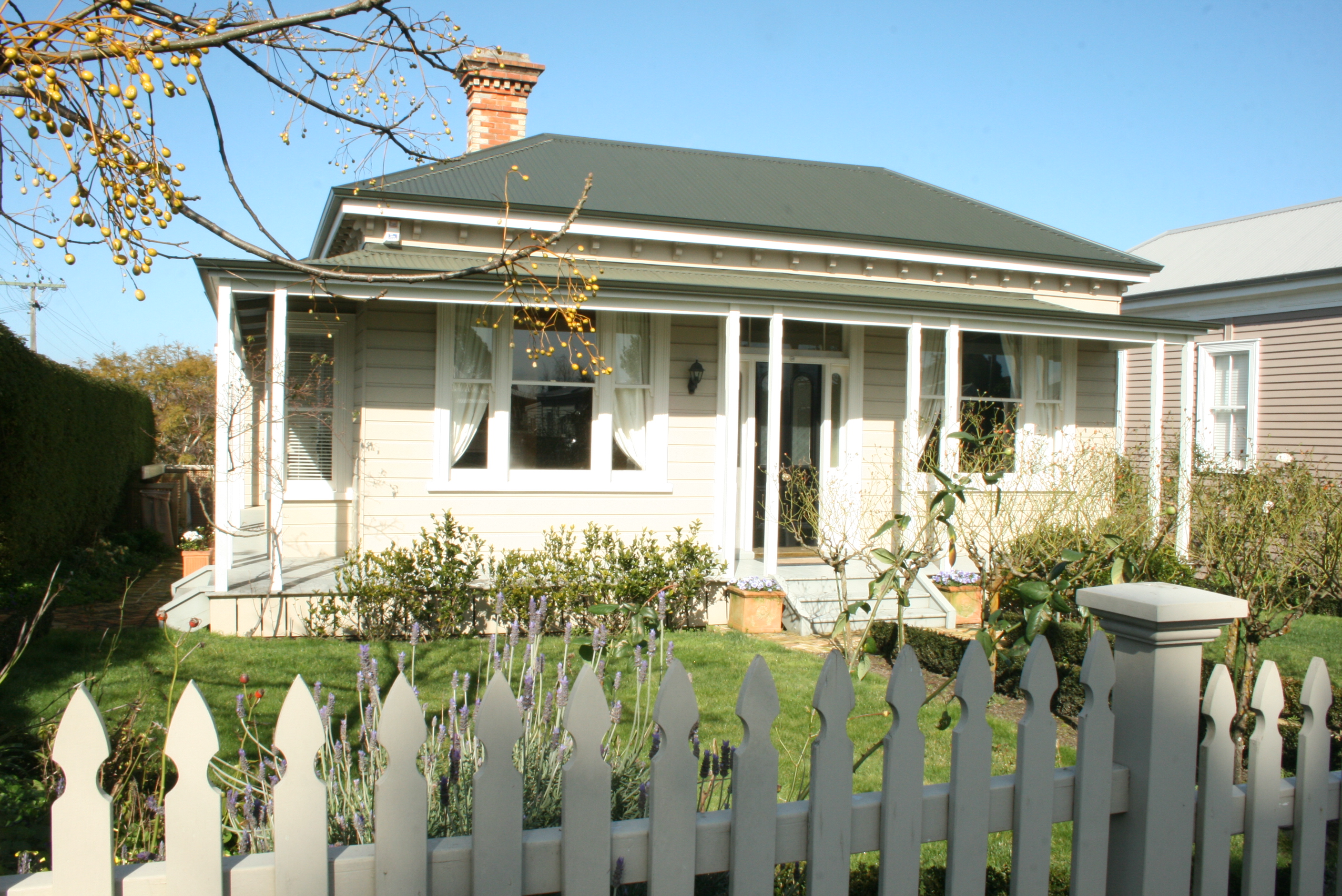 Freshly painted Auckland villa exterior – White Rose Painting premium suburb specialists